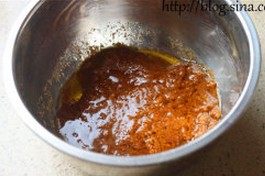 2、姜饼屋,将红糖倒入融化后的黄油中