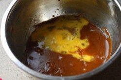 4、姜饼屋,倒入全蛋液，混合均匀