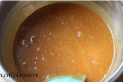 5、姜饼屋,倒入牛奶及蜂蜜，混合均匀