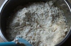 6、姜饼屋,低粉、姜粉就肉桂粉混合后倒入
