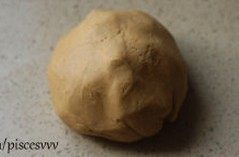 7、姜饼屋,用刮刀切拌，把揉好的面团，放进冰箱冷藏松弛1个小时混合揉匀，成光滑面团