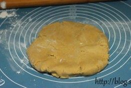 8、姜饼屋,硅胶垫上撒薄粉，将松弛好的面团放入，擀开