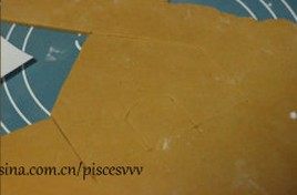 10、姜饼屋,把事先剪好的纸片模型放在面片上，用刀依模型的边缘切割出图案