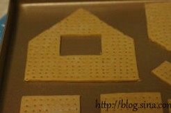12、姜饼屋,用叉子扎一些孔，松弛10分钟左右，放入预热好的烤箱，中层上下火180度，12分钟左右，烤到自己喜欢的上色程度即可取出
