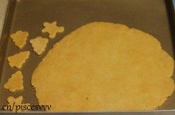 13、姜饼屋,剩余的面团做一个大面片作为底座，并用饼干模压刻出圣诞树、姜饼人等，入烤箱烘烤，将所有饼干烤好后，冷却备用