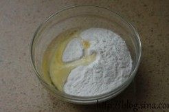 14、姜饼屋,蛋白和糖粉混合，打发；加入柠檬汁