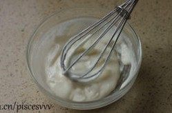 15、姜饼屋,继续打发就成为蛋白糖霜了，将蛋白糖霜装入裱花袋备用