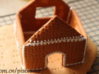 17、姜饼屋,等糖霜干透以后，将屋顶“盖”上；随后依据自己的喜好把房子好好装饰一番；最后在整个屋子上撒一些糖粉