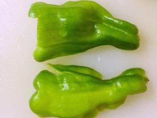 1、糖醋鸡腿菇(菌菇),青椒对半切开