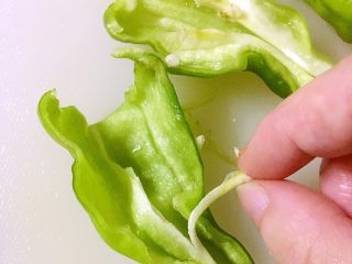 3、糖醋鸡腿菇(菌菇),撕开筋膜,把籽去掉