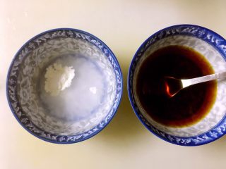 7、糖醋鸡腿菇(菌菇),两大勺生抽、一勺糖、一小勺醋和四大勺水调匀,用勺子搅拌至白糖溶化