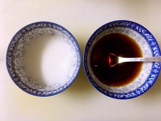 8、糖醋鸡腿菇(菌菇),一小勺淀粉加入两大勺水调匀