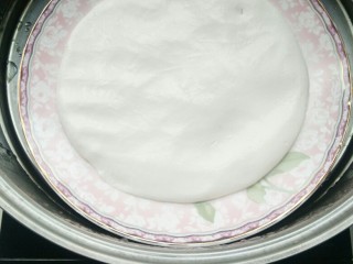 5、驴打滚,放入蒸锅中，蒸20分钟。