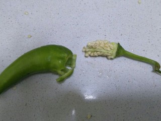 2、酱香版的虎皮尖椒,把尖椒洗净，把种子抠出来。