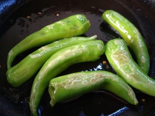 7、酱香版的虎皮尖椒,尖椒炒到发软，煎出虎皮的样子。