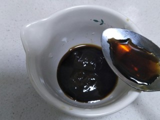 8、酱香版的虎皮尖椒,准备一些甜面酱，加入适量的生抽。