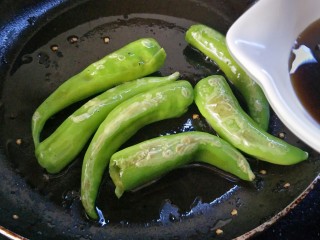 11、酱香版的虎皮尖椒,尖椒炒软后，把调好的汁倒进锅中。