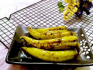 13、酱香版的虎皮尖椒,装盘上桌，吃到嘴里相当的美味和满足。