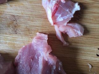 2、自制棉花猪肉松,踢去猪肉上面的筋膜。