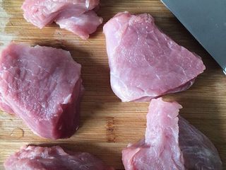 3、自制棉花猪肉松,全部处理好切成大小均匀的小块。