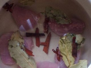4、自制棉花猪肉松,砂锅冷水入锅，放入猪肉加入少许香叶，桂皮，八角大火同煮。
