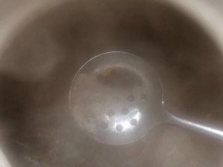 5、自制棉花猪肉松,大火烧开水后，用漏勺撇去浮末小火炖熟透，大概需要一个半小时左右，家有高压锅的时间会更少些。