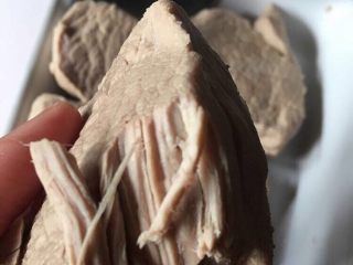 6、自制棉花猪肉松,煮到一捏即碎的程度就可以捞起了。