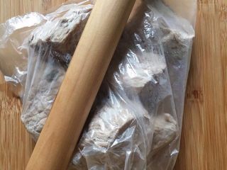 7、自制棉花猪肉松,煮熟的肉放入保鲜袋中。