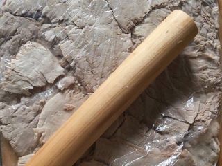 8、自制棉花猪肉松,擀面杖轻轻拍松，这样之后会好撕很多。