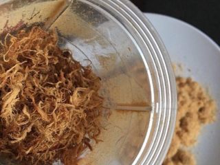 13、自制棉花猪肉松,面包机加工后肉松的感觉已经有了，看个人喜好了，喜欢粗点的就不用再用料理机打了，我更喜欢蓬松的，放入适量肉松到料理机中。