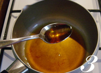 3、糖不甩,将糖水熬成略粘稠的糖浆。