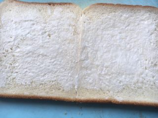 6、开放式果缤纷三明治,两片都薄薄地涂满