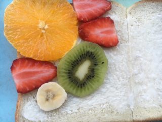 8、开放式果缤纷三明治,然后就把水果往吐司上放，周边的水果都要超出吐司的边