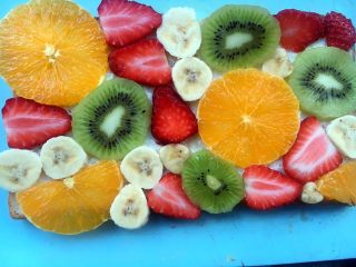 9、开放式果缤纷三明治,尽量让水果之间挨的紧密一些，空隙小一点才好看