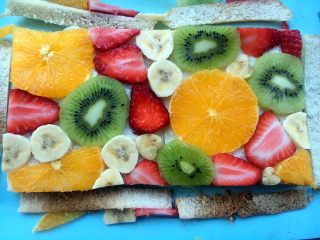 10、开放式果缤纷三明治,水果全部排好后，切去四周的吐司边