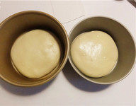 5、奶酪包,分别放入两个六寸不沾模具中