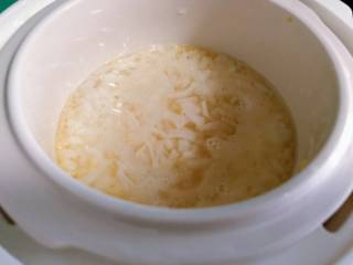 3、【宝宝辅食】干贝菠菜粥,待粥熬到粘稠时放入干贝