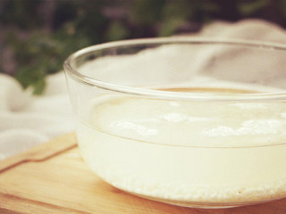 1、桂花糯米藕,糯米用冷水浸泡一小时