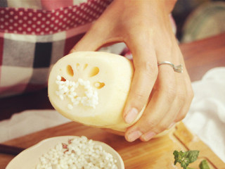 2、桂花糯米藕,莲藕洗净切去顶端，用筷子塞进泡好的糯米