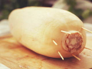 3、桂花糯米藕,用牙签把藕冠和藕身连接固定