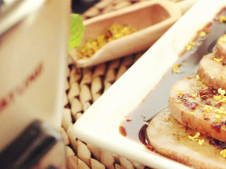 5、桂花糯米藕,煮好的藕切片淋上收浓后的糖汁撒桂花即可享用