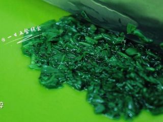 3、三文鱼蔬菜丁,切碎。