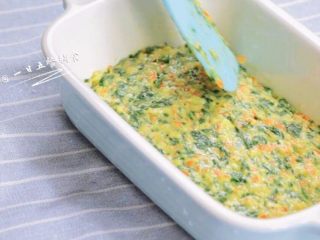 4、三文鱼蔬菜丁,糊倒进去，盖保鲜膜，大火烧开，转中小火蒸20分钟。