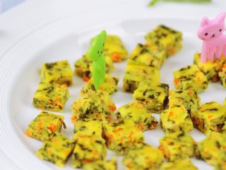 6、三文鱼蔬菜丁,????小贴士：有菜，有鱼，有面粉，可以根据自己喜欢的食物随意搭配。