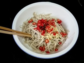 6、 凉拌银针菇,放入蒜末、辣椒圈、干花椒