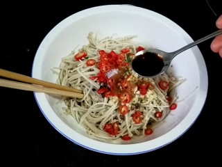 12、 凉拌银针菇,一点香醋