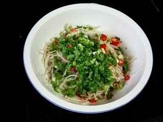 13、 凉拌银针菇,葱，香菜末然后拌匀（由于要分一些不辣的给宝吃，辣椒油后放的）