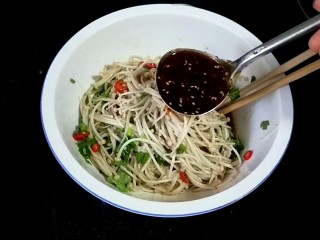 14、 凉拌银针菇,1汤勺辣椒油拌匀