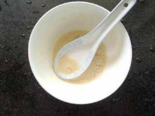 2、南瓜发糕,一汤匙酵母和三汤匙凉水混合，搅拌到酵母溶解。这个步骤不要省啊！！先把酵母溶解了，之后揉面就省时多啦！揉几下到面团略光滑就行啦！