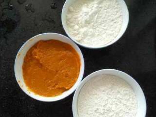 3、南瓜发糕,取两碗面粉，一碗放凉的南瓜泥。